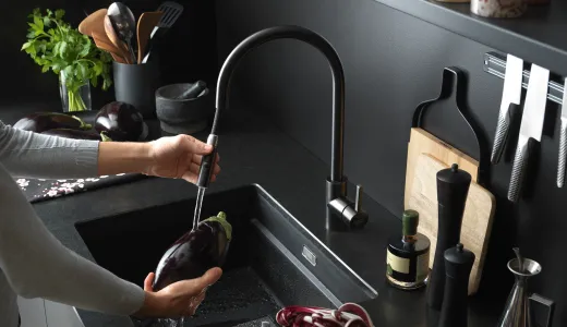 FRANKE Kchenarmatur Eos Neo Einhebelmischer Edelstahl Industrial Black (PVD) mit Auszugsbrause Pull-Down-Spray 180 schwenkbarer Auslauf