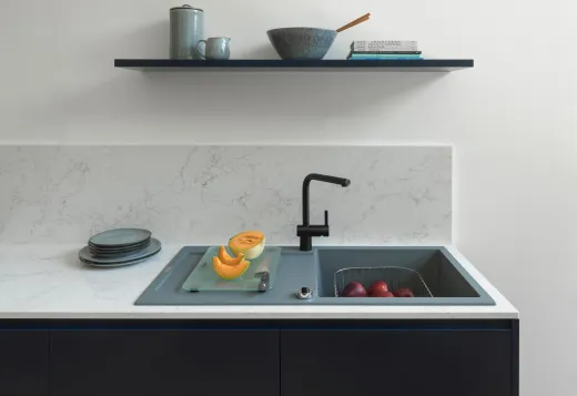 FRANKE Kchenarmatur Atlas Neo Einhebelmischer Edelstahl Industrial Black (PVD) mit Zugauslauf 180 schwenkbar mit Laminar Perlator