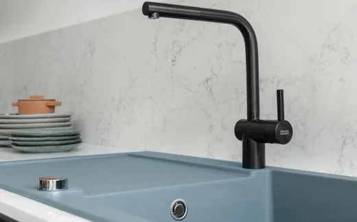 FRANKE Kchenarmatur Atlas Neo Einhebelmischer Edelstahl Industrial Black (PVD) mit Zugauslauf 180 schwenkbar mit Laminar Perlator