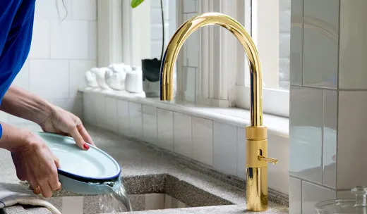 QUOOKER FUSION Round Festauslauf Gold Edition Kchenarmatur mit 5 in 1 Funktion und elektronischer Steuerung (FNRGLD) {NUR Armatur}