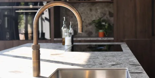 QUOOKER FUSION Round Festauslauf Messing Patina Kchenarmatur mit 5 in 1 Funktion und elektronischer Steuerung (FNRPTB) {NUR Armatur}