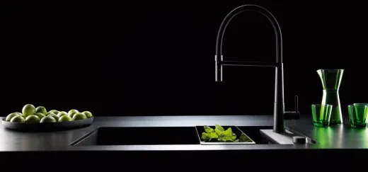 FRANKE Kchenarmatur Icon Semi Pro Einhebelmischer Black Matt mit Pendelbrause umstellbar 360 schwenkbarer Auslauf