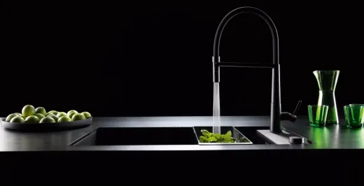 FRANKE Kchenarmatur Icon Semi Pro Einhebelmischer Black Matt mit Pendelbrause umstellbar 360 schwenkbarer Auslauf