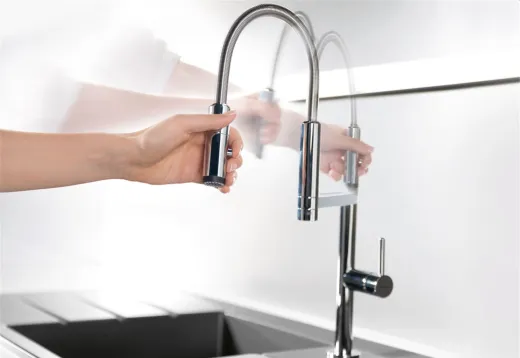 Systemceram KeraDomo K�chenarmatur Move Schwarz PVD Einhebelmischer mit Pendelbrause 360� schwenkbar in 2 Achsen