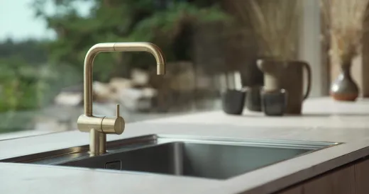 VOLA Kchenarmatur KV1-19 Messing poliert Spltischmischer / Eingriffmischer mit Doppelschwenkauslauf