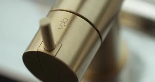 VOLA Kchenarmatur KV1-19 Messing poliert Spltischmischer / Eingriffmischer mit Doppelschwenkauslauf